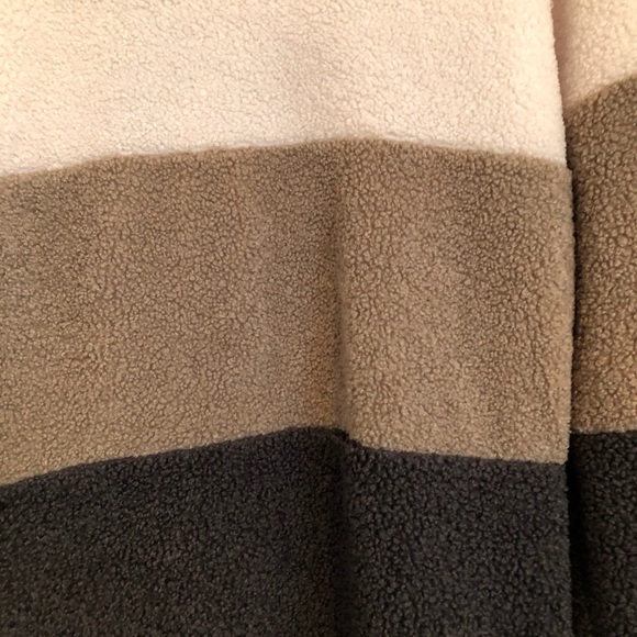 Size small sweater - Picture 2 of 2